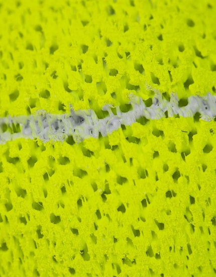 Chiusura della superficie a nido d'ape: la struttura stampata in 3D sostituisce la gomma e il feltro delle palline da tennis tradizionali.