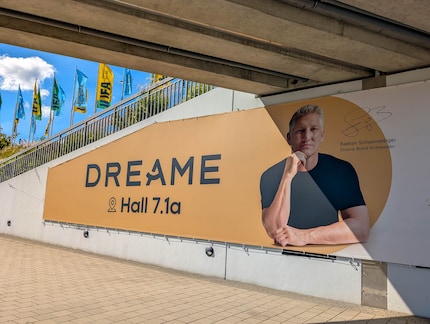 Sulla strada dalla stazione della S-Bahn alla fiera, Dreame presenta il suo nuovo ambasciatore del marchio.