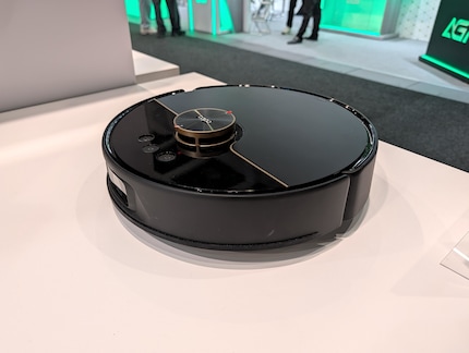 L'aspirapolvere robot di Tapo si rifornisce da solo di acqua fresca.