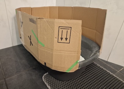 This Galaxus box had to serve as a toilet wall. A crappy idea?