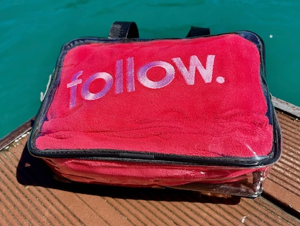 Pratico per il trasporto: il poncho da surf viene fornito in una borsa di plastica.