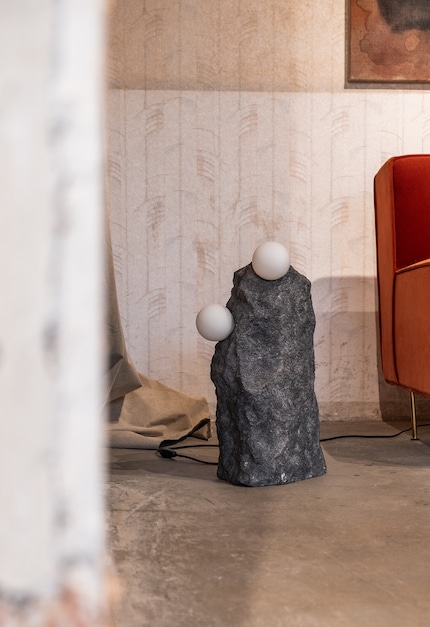 La collezione di lampade Mutua dello Studio H. Fernández è realizzata in pietra vulcanica lavorata a mano, acciaio inossidabile e vetro opalino.