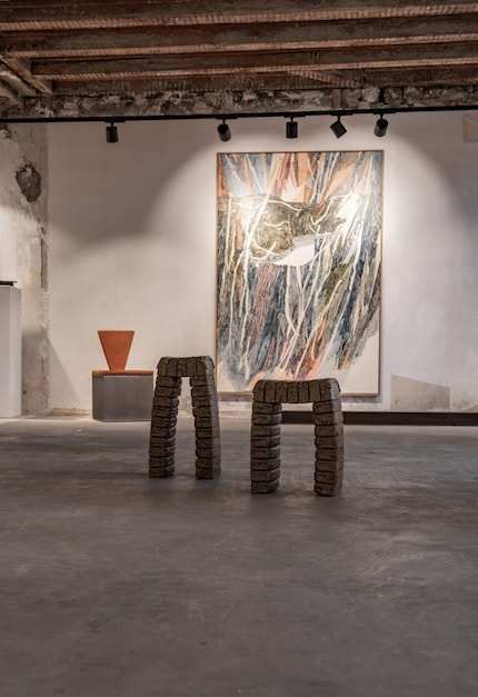 Nomi come Studio Eidola sono sinonimo di design sperimentale che reinterpreta l'artigianato e la materialità.