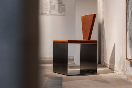 Leggera più del previsto: la Fragua Chair 03 di Siete Studio è una sedia scultorea che gioca con lo spazio vuoto e le forme geometriche.