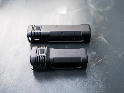 Confronto delle dimensioni dei Knog: in alto il Blinder 600, in basso il Blinder 400.