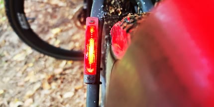 Il Knog Plus fissato su uno dei foderi posteriori obliqui.