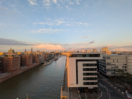 This view of Hamburg would even be epic with a bad camera, but the quality of the Pixel 10 makes an enormous difference.