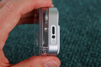 Il microfono si trova accanto alla porta USB-C.