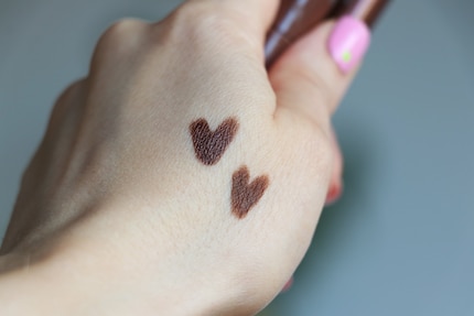 Colore 240 Brown Abyss (con shimmer) sopra e 420 Brown Bliss (senza shimmer) sotto.