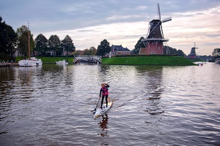 Durante il SUP11-city tour davanti ai mulini a vento di Dokkum.