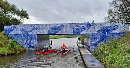 Il ponte è anche un monumento: il mosaico è composto da ritratti di chi ha partecipato all'Elfstedentocht.