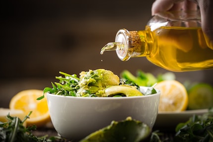L'avocado fornisce vitamine (C, E, K), acido folico e minerali come potassio e magnesio.