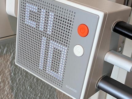 Il display a pixel e i due pulsanti di controllo.