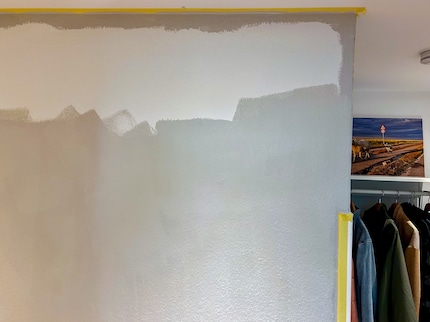 Uff. La prima mano di vernice è quasi completata. Come vedi, il colore non si distribuisce in modo uniforme.