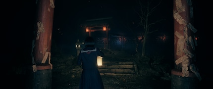 Il mondo dei sogni è pieno di simboli religiosi della cultura giapponese, come torii o incantesimi di protezione.