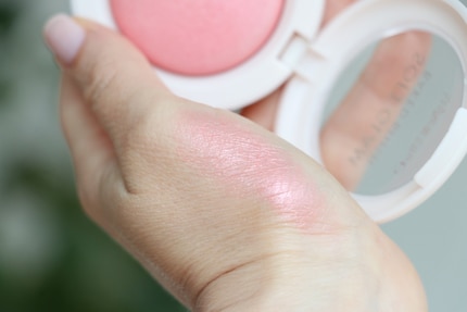 Swatch del colore 010 On Cloud Pink sulla mia mano.