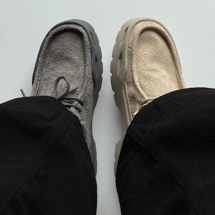 Crocs o Clarks? Difficile dirlo da una vista dall'alto.