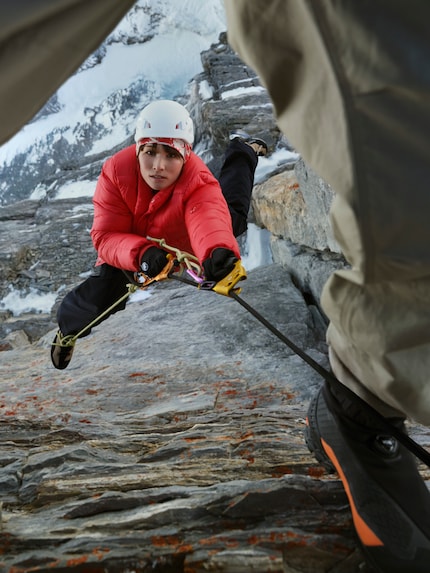Gli atleti giapponesi del team Mammut ricreano parte della spedizione.