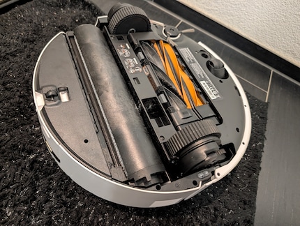 Quando il robot aspira il tappeto, il rullo si trova sotto una copertura.