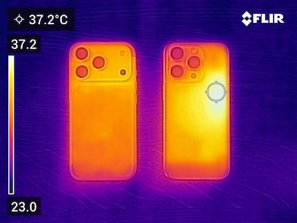 Il case unibody in alluminio dell'iPhone 17 Pro (a sinistra) dissipa il calore meglio rispetto al case dell'iPhone 16 Pro (a destra).