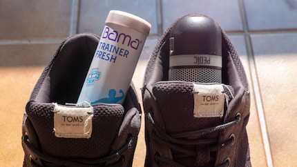 Il deodorante per scarpe mi convince poco, quanto il dispositivo UV di Pedic (a destra).