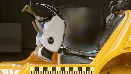 Il Chipolino Olympus i-Size con un manichino di undici chili.