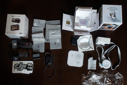 Il contenuto della confezione di entrambe le cam: DJI Osmo Nano (a sinistra), Insta360 Go Ultra (a destra).