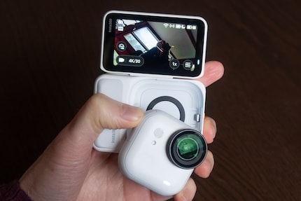 La Insta360 Go Ultra in versione aperta.