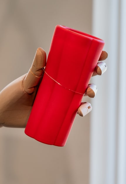«Ni-ni» makes drinking easier with its suction channel.