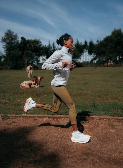 L'atleta d'élite Faith Kipyegon durante una corsa casuale con le Nike Vomero Premium.